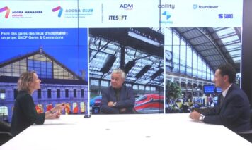 Dans un contexte de transformation profonde de la relation client, SNCF Gares & Connexions (10 millions de voyageurs/jour) engage une dynamique ambitieuse pour faire d'une partie de ses 3 000 gares, des lieux d’hospitalité à part entière. Porté par le programme Hospitalité, ce projet mêle réinvention des espaces, montée en qualité du service et acculturation des équipes SNCF et partenaires à une nouvelle culture de l’accueil. Loin d’une simple amélioration cosmétique, cette initiative s’appuie sur des outils concrets de formation — films pédagogiques, e-learning, kits d’animation — pour insuffler un esprit de service commun à tous les acteurs de la gare. Une transformation collective, humaine et durable, au service d’une expérience client réenchantée. Alexandre Carré reçoit Catherine Bhaud, Directrice Clients et Satisfaction TGV Inoui & Camille Giraudo, Fondateur de Lucilius.